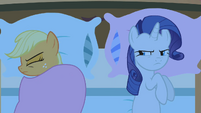 Rarity squinting madly at Applejack S1E8