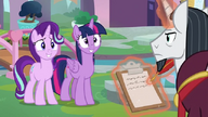 S08E01 Twilight i Starlight uśmiechają się nerwowo do Neighsaya