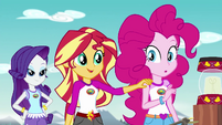 Sunset Shimmer puts a hand on Pinkie's shoulder EG4