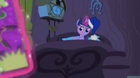 Twilight looking at Spike slyly S4E06