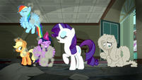 Rarity "No need to fret"; RD, AJ, and Twilight shakes dust off S6E9