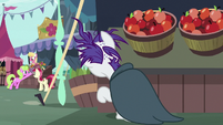 Rarity hiding behind a market stand S7E19