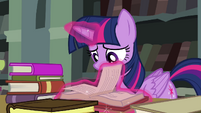 Twilight flipping through pages S4E25