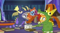 Maud Pie rolls a one and moves one space S7E24.png (979 KB)
