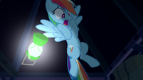 Rainbow Dash drops her lantern S6E15