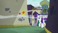 Rarity follows Pinkie into the alley S6E12