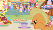 S01E22 Applejack przy stole