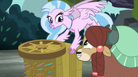 Silverstream saves Yona from the quills S8E2