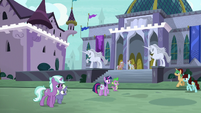 Twilight and Spike land in Canterlot S9E5