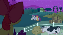 Apple Bloom sees Sweetie Belle and Scootaloo S3E04