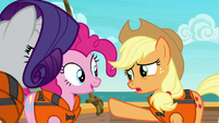 Applejack makes amends with Rarity and Pinkie S6E22