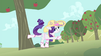 Rarity kicks a tree S4E13