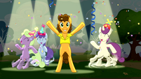 Cheese singing while other ponies dance S4E12