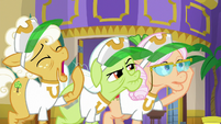 Goldie Delicious pretending to be tired S8E5