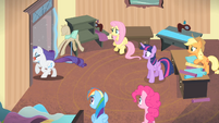 Rarity leaves the room S4E08