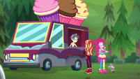 Sunset, Pinkie, and Spike at a food truck CYOE11c