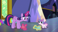 Twilight and Flurry playing with teddy bears S7E3