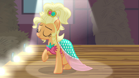 Applejack on the catwalk S4E13