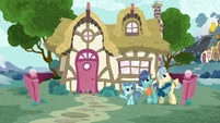 Gabby waves goodbye to Petunia Paleo S6E19.png (1.14 MB)