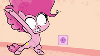 Pinkie Pie unplugs the mixing bowl PLS1E11b