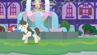 Tourist Pony runs after the tour group S8E11