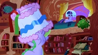 Twilight 'All the ponies in this town are crazy!' S1E1.png (875 KB) A pillow on Twilight Sparkle's head