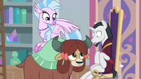 Yona frees Neighsay from the chains S8E26