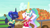 Princess Luna playing the banjo S9E13