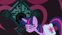 Twilight Sparkle trying to cast magic S8E25