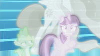 Twilight Sparkle with a very worried face S7E1