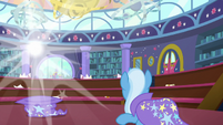 Ursa major poofs out of Trixie's hat S8E15
