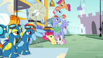 Scootaloo flutters to the top of the pyramid S7E7