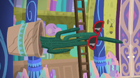 Sideways dancing cactus in Discord's office S8E15