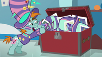 Snips "helping sell my souvenirs" S9E15