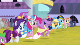 Twilight trotting alongside friends S03E13