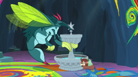 Yona and Ocellus set the fountain down S9E3