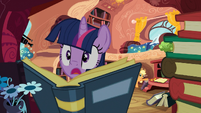 Applejack startles Twilight S03E09