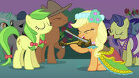 applejack y apple friter en una boda en canterlot parte 2