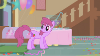 Berryshine looks around S1E12