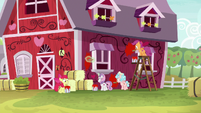 Crusaders and Cozy Glow painting a barn S8E12