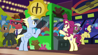 Resort ponies playing arcade claw game S6E20