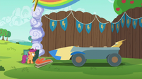 Scootaloo sees the chicken head is gone S6E14