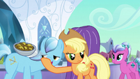 Applejack throws fritters S3E2