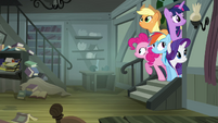 Other ponies peeking into Daring's house S4E04
