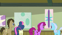 Ponies admiring art in the Ponyville Cafe S7E3