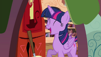 Twilight laughing S4E15