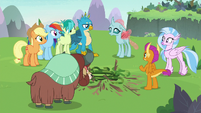 AJ, Rainbow, and Young Six looking at Ocellus S8E9