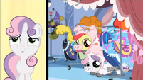 Apple Bloom and Sweetie Belle stick their heads out S3E4