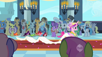 Crowd watching Cadance walking S2E26