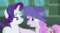 Manehattan mare thanks Rarity for the hat S5E16